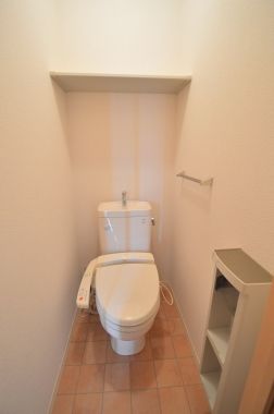 【トイレ】　上置き棚、下にも便利な小棚付き