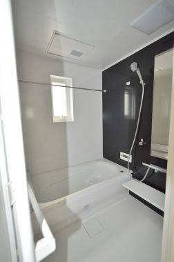 【バス】　便利な浴室洗濯物干しバー、追い焚き機能付きの広々バスルーム