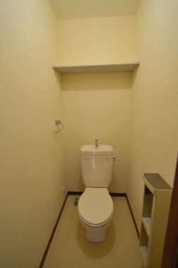 【トイレ】　トイレ上に棚付き、壁側にも便利な整理棚あり
